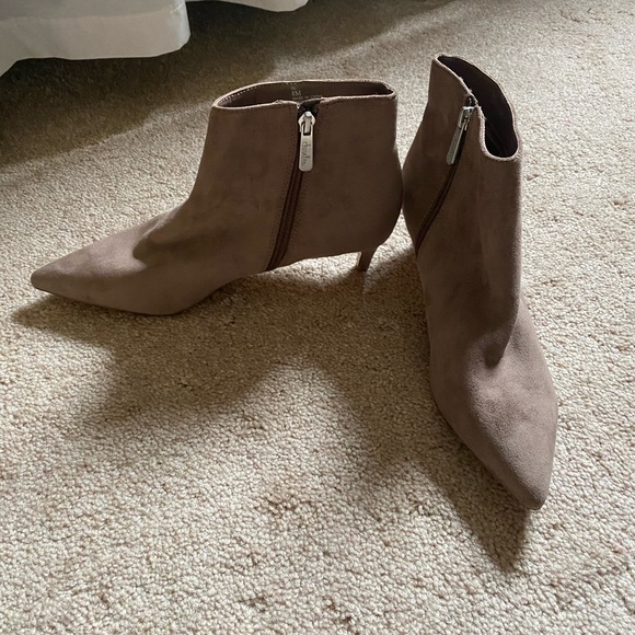 Taupe suede ankle boots - Picture 4 of 5